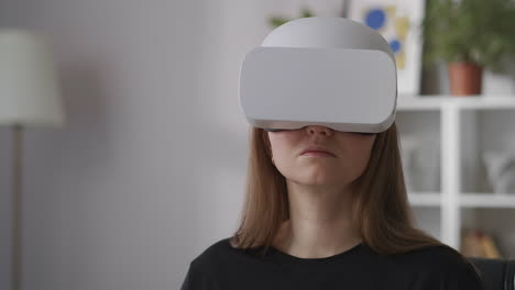 Junge-Frau-Mit-Neuem-Modell-Eines-Head-Mounted-Displays-Für-Virtual-Reality,-Mittleres-Porträt-Einer-Frau-Mit-HMD-In-Innenräumen,-Moderne-Technologie